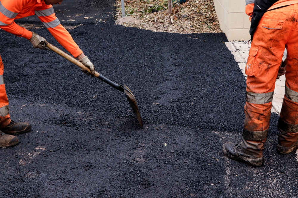 Workers,repairing,holes,in,the,street