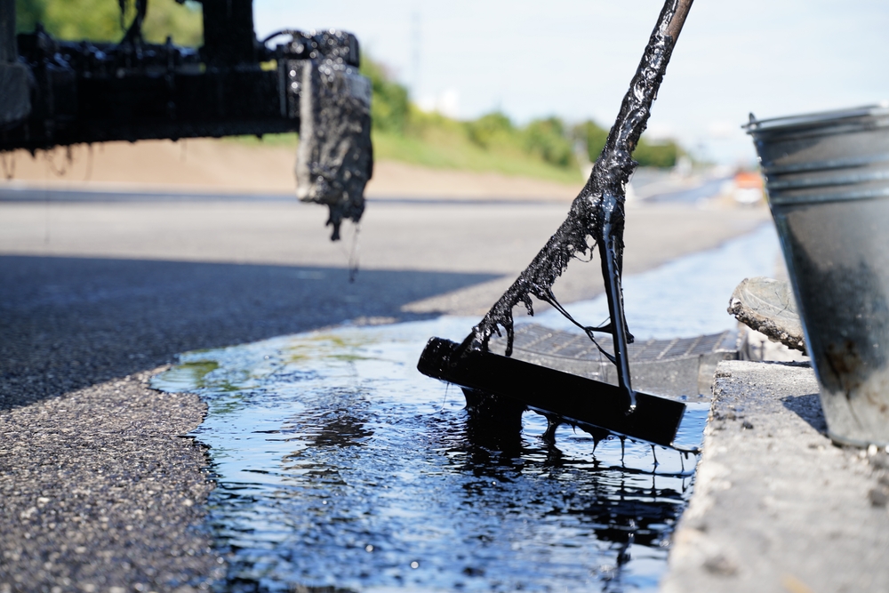 Spreading,liquid,hot,bitumen,for,water Seal,coating,at,edge,of